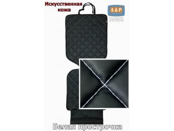 Коврик под детское автокресло. Искусственная кожа. Цвет: черный с белой прострочкой Ромб.